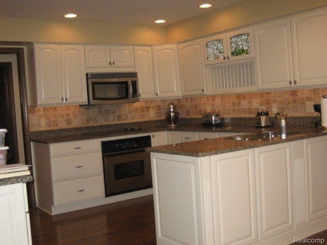 3334 Summit Ridge Drive Rochester, MI 48306 - Photo 12 of 25 Gourmet Kitchen w/Granite