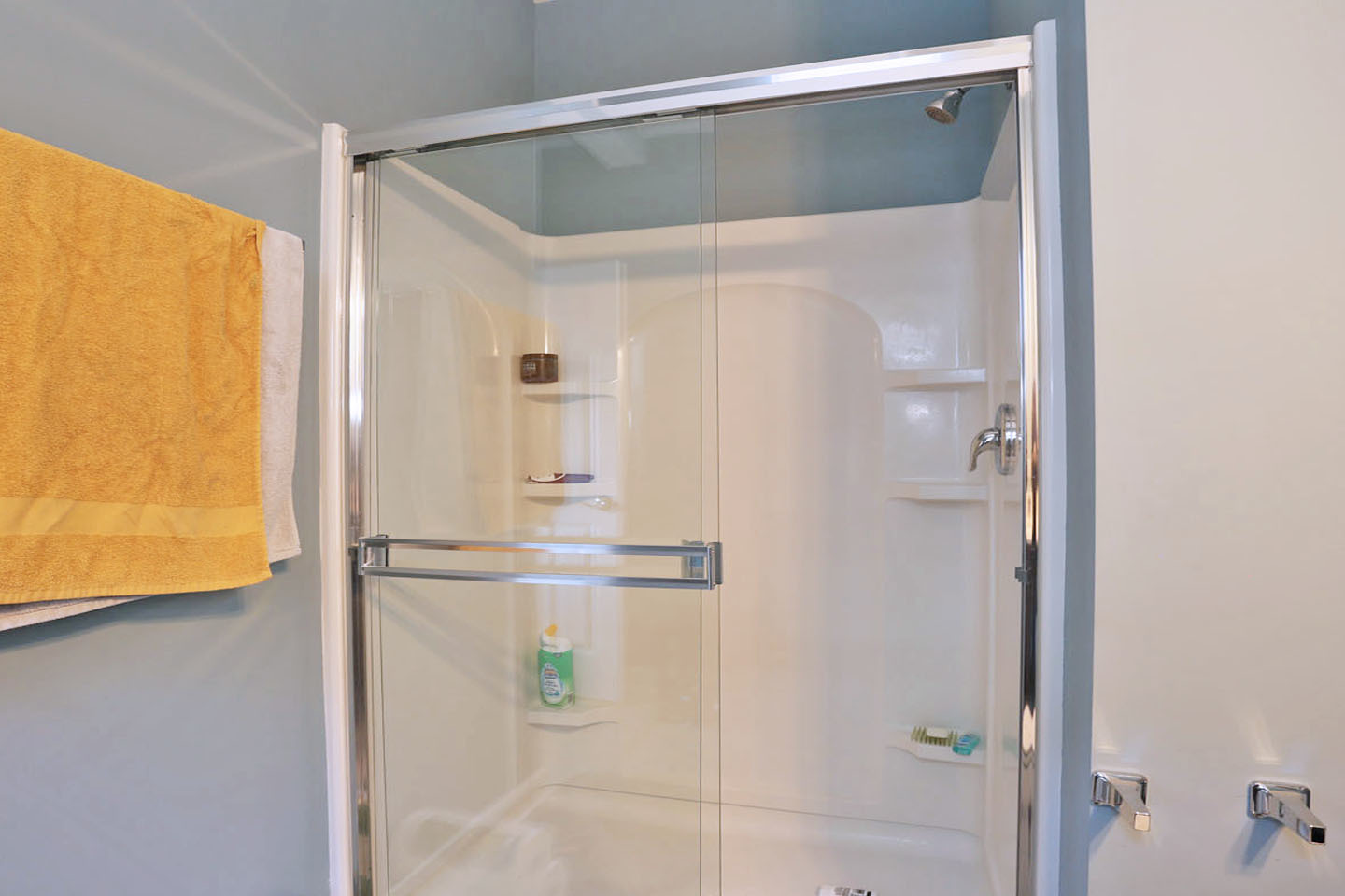 3441 Harold Circle Hoffman Estates, IL 60192 - Photo 20 of 34 a bathroom with a glass shower door