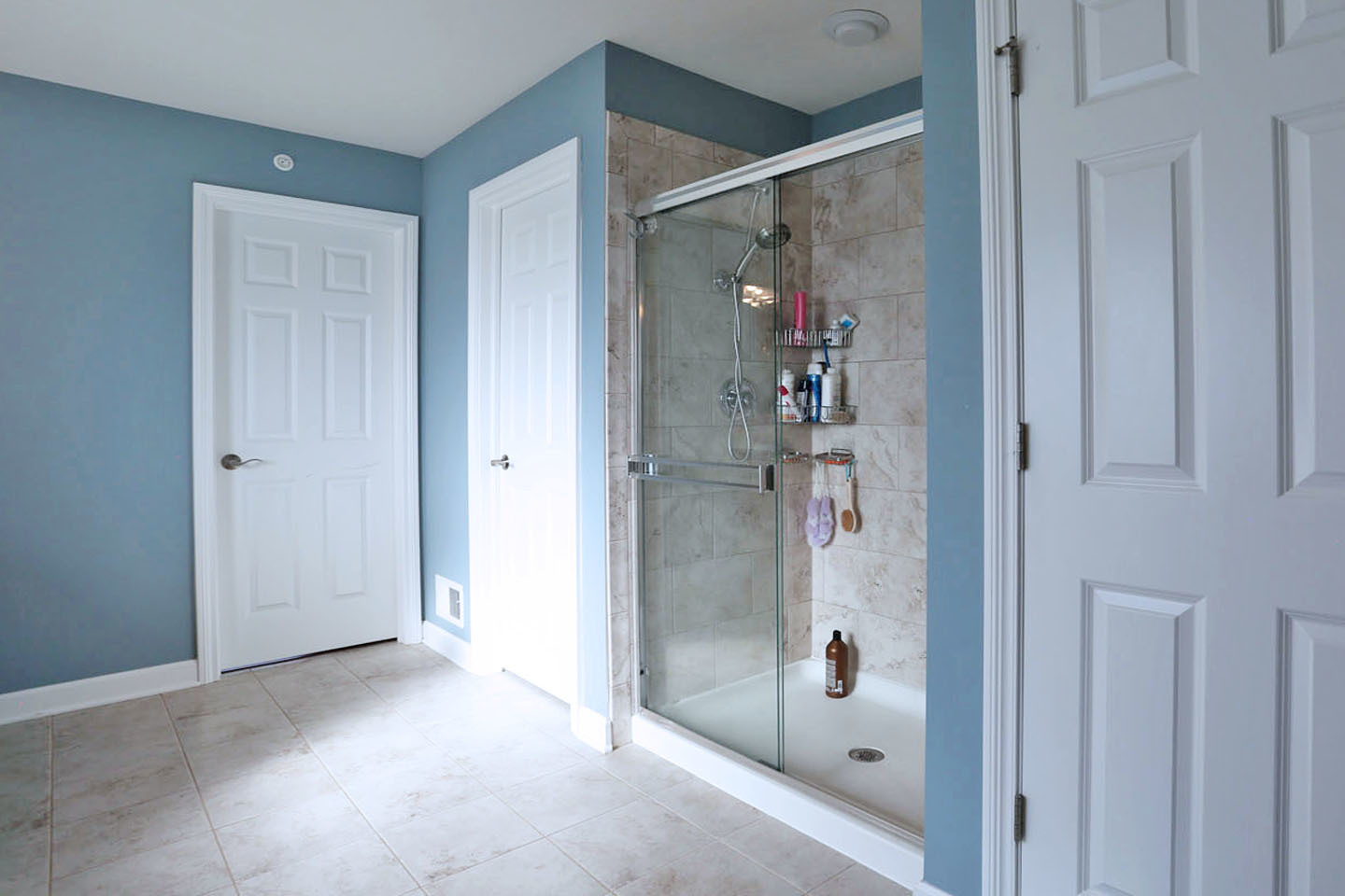 3441 Harold Circle Hoffman Estates, IL 60192 - Photo 25 of 34 a bathroom with a shower