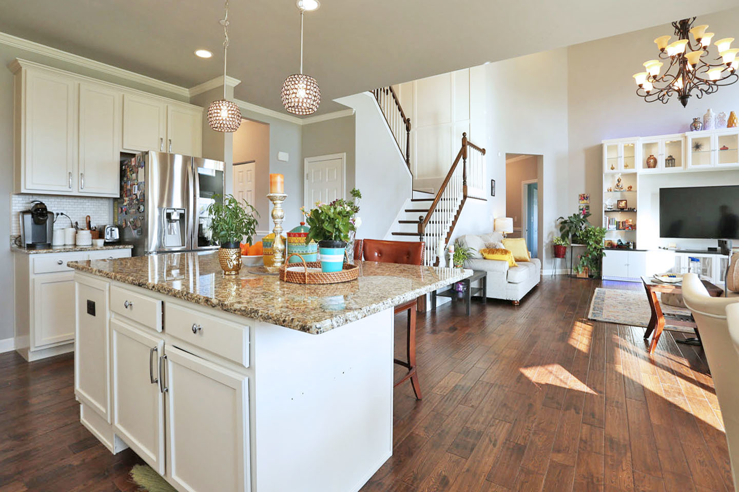 3441 Harold Circle Hoffman Estates, IL 60192 - Photo 10 of 34 a kitchen with sink refrigerator and dining table