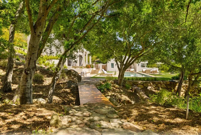 a view of yard with green space