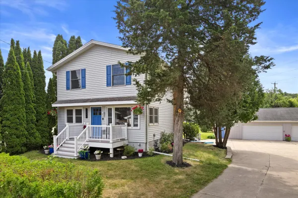 $690,000 | 1542 3rd Street, Delafield, WI 53018