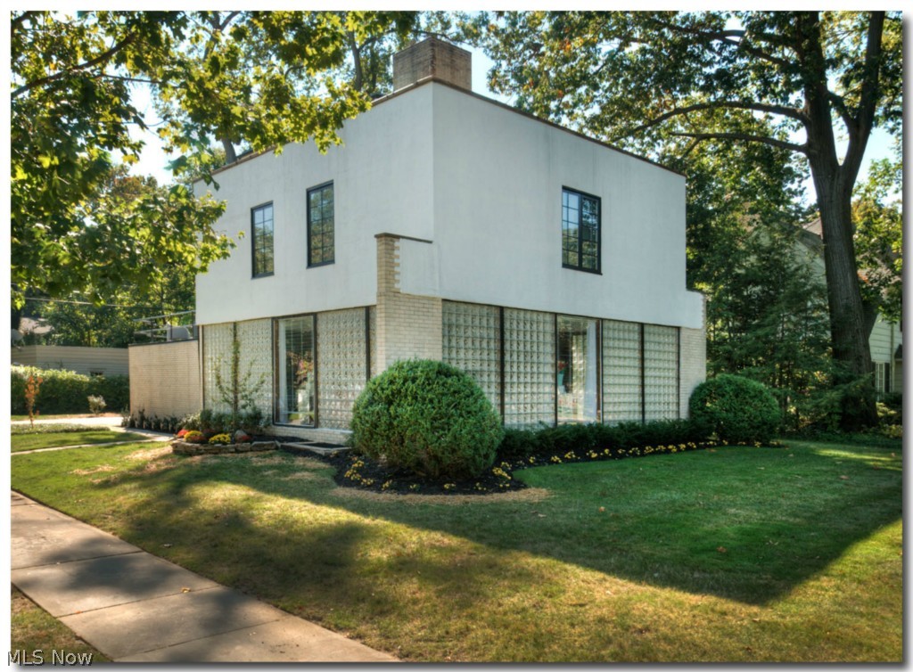 2424 Stratford Road Cleveland, OH 44118 - Photo 2 of 25 Gallery Image 2