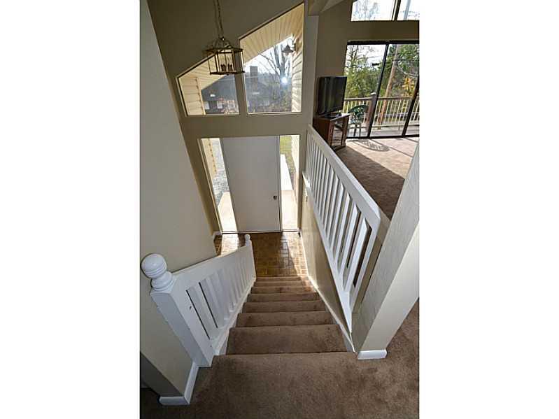 68 Maplewood Road Pittsburgh, PA 15209 - Photo 3 of 24 Entry/Foyer. Open, light and bright.
