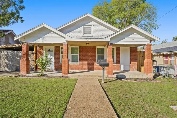 $3,200 | 929 South Rosemont Avenue, Dallas, TX 75208