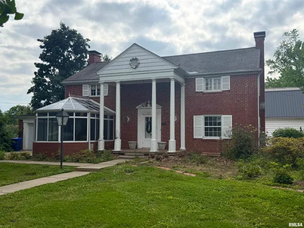 $250,000 | 215 3rd Street, Carmi, IL 62821
