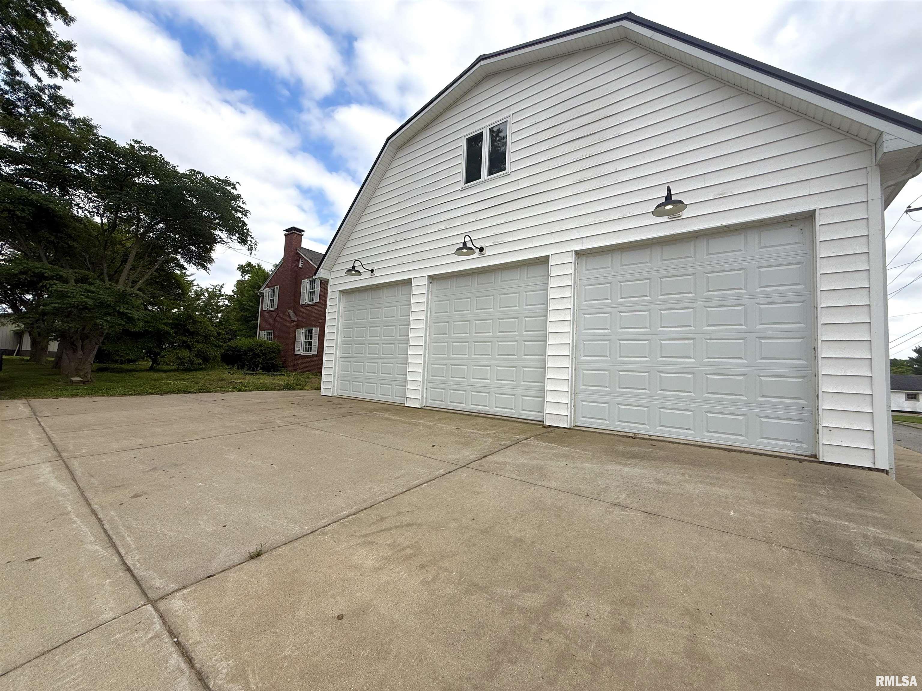 215 3rd Street Carmi, IL 62821 - Photo 3 of 39