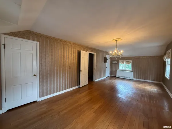 $250,000 | 215 3rd Street, Carmi, IL 62821