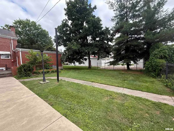 $250,000 | 215 3rd Street, Carmi, IL 62821