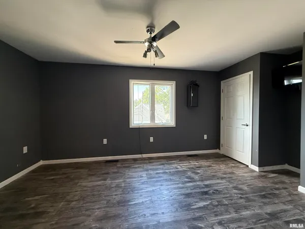 $250,000 | 215 3rd Street, Carmi, IL 62821