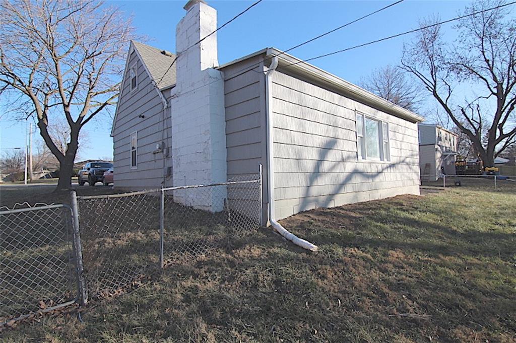 4816 Blue Ridge Boulevard Kansas City, MO 64133 - Photo 3 of 22