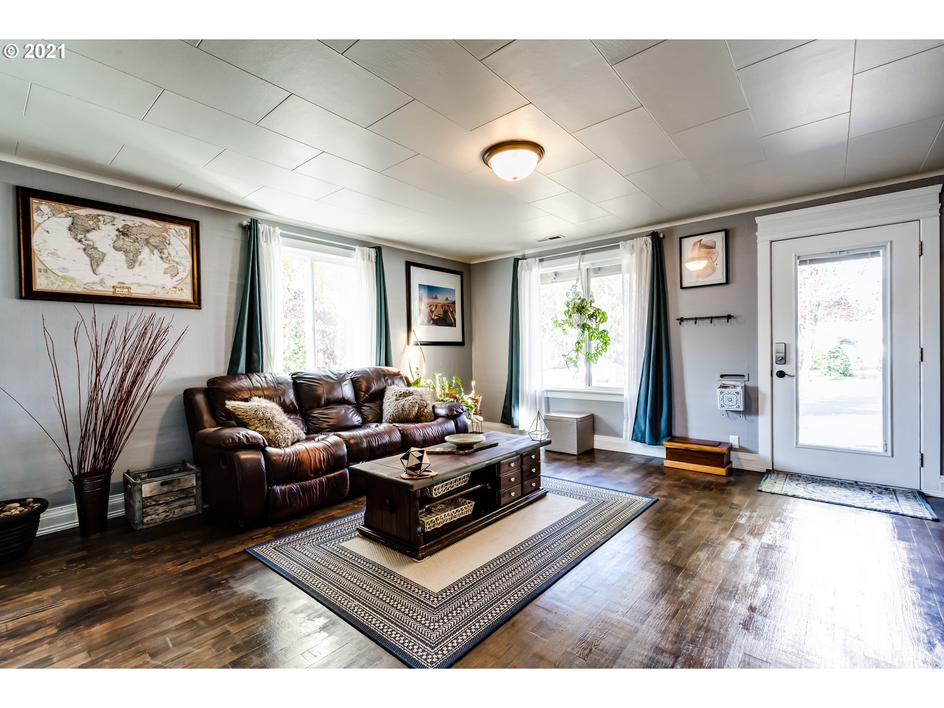 1327 E Street Springfield, OR 97477 - Photo 2 of 32 a living room with furniture and a window