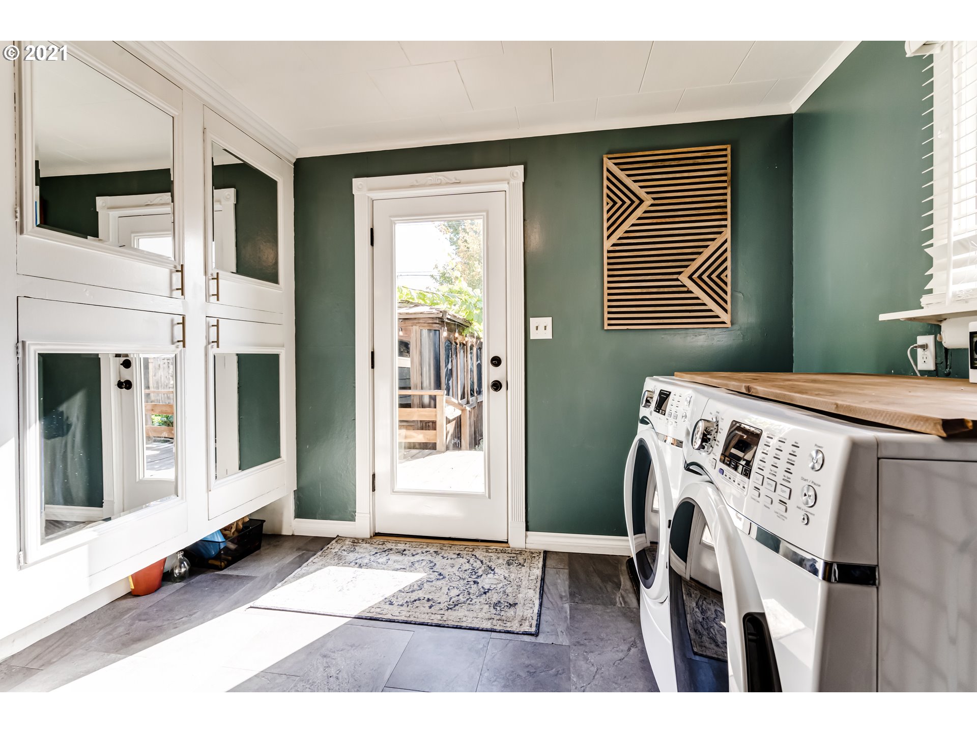1327 E Street Springfield, OR 97477 - Photo 11 of 32 a utility room with dryer and washer