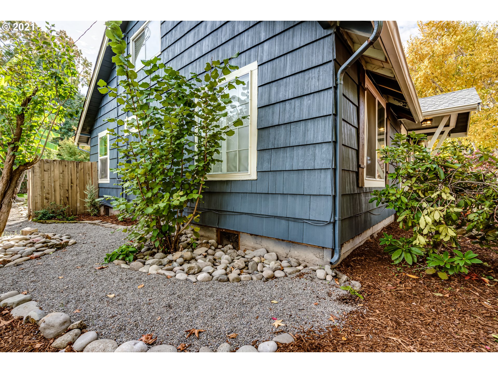 1327 E Street Springfield, OR 97477 - Photo 30 of 32 a backyard of a house with lots of green space