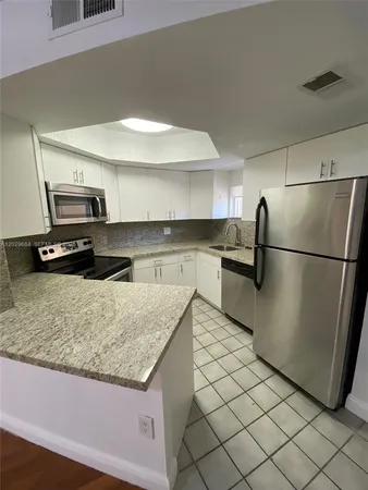 $1,950 | 8323 Lake Drive, Unit 302, Doral, FL 33166