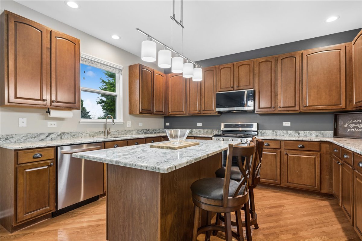 327 Shelbourne Road Volo, IL 60073 - Photo 8 of 43