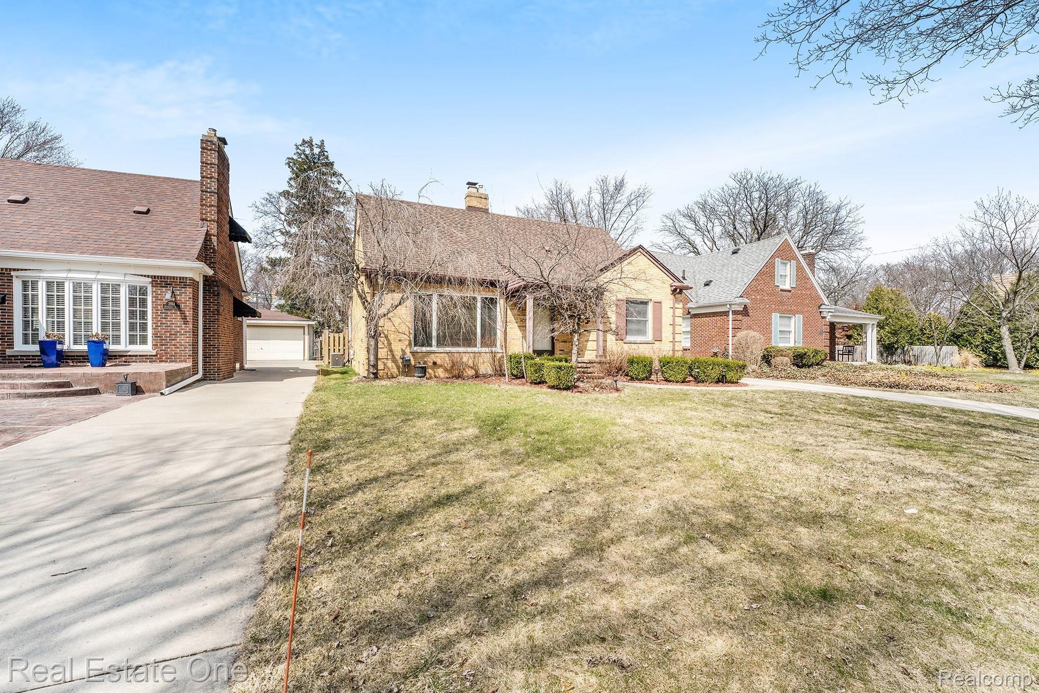 2906 Bembridge Road Royal Oak, MI 48073 - Photo 4 of 31 DSC08226.jpg