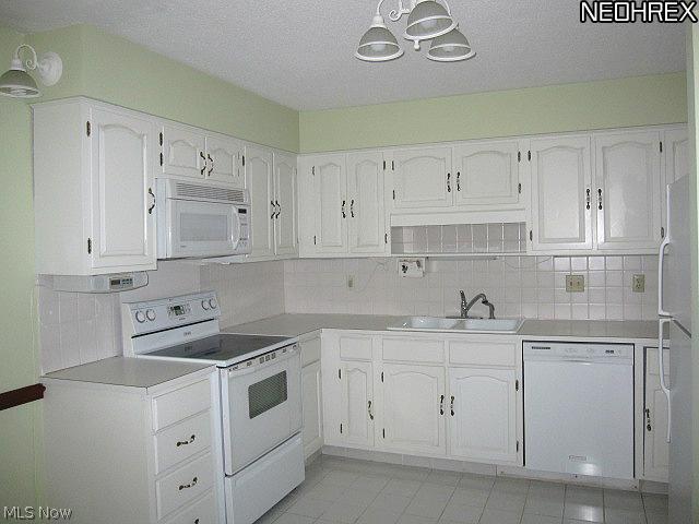 2375 Covington Road, Unit 411 Akron, OH 44313 - Photo 5 of 9 Eat-in kitchen