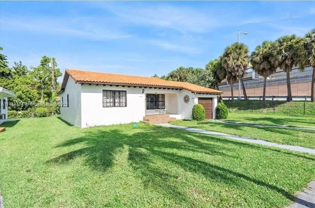 a view of a house with backyard and garden