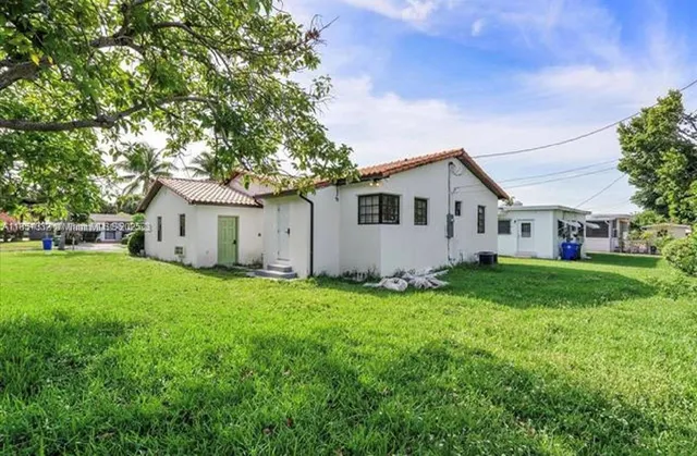 a view of a house with backyard and garden