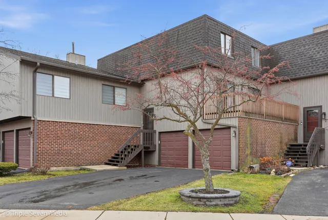 $3,000 | 777 East Golfview Drive, Roselle, IL 60172