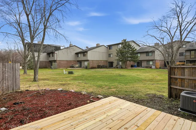 $3,000 | 777 East Golfview Drive, Roselle, IL 60172