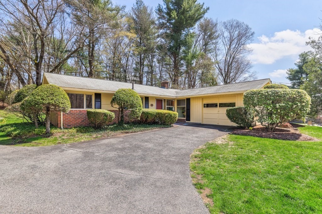 a view of a house with backyard and garden