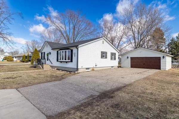 $299,900 | 125 South Eagle Street, Belle Plaine, MN 56011
