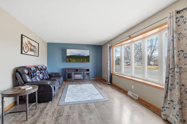 $299,900 | 125 South Eagle Street, Belle Plaine, MN 56011