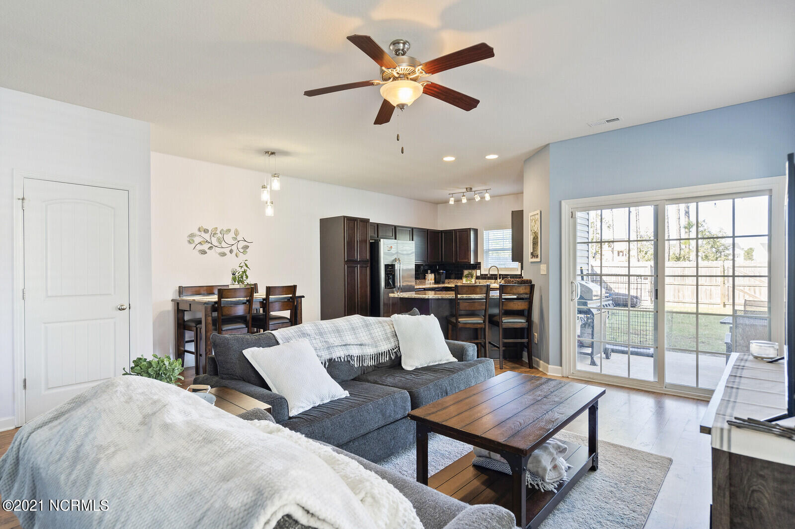 307 Frisco Way Holly Ridge, NC 28445 - Photo 17 of 51 Living Room