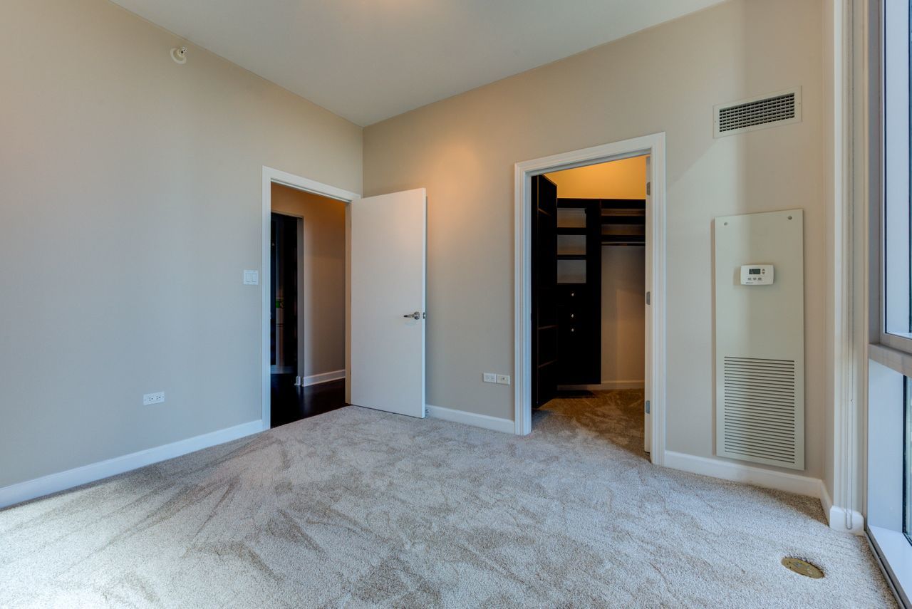 1201 South Prairie Avenue, Unit 1803 Chicago, IL 60605 - Photo 8 of 27 a view of an empty room with closet and entryway