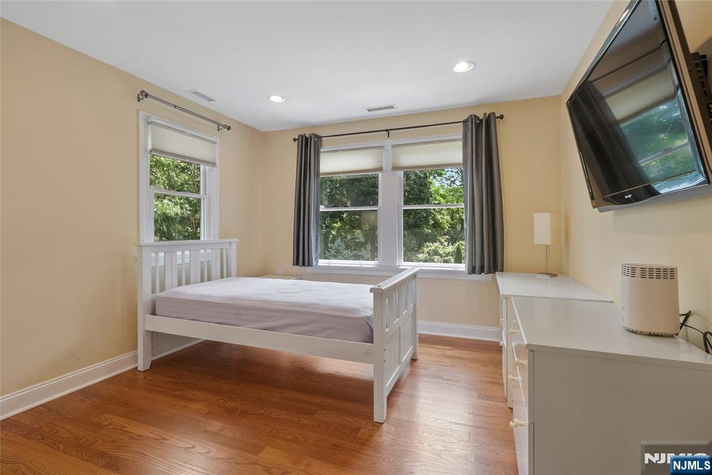 28 Demarest Road Paramus, NJ 07652 - Photo 20 of 32