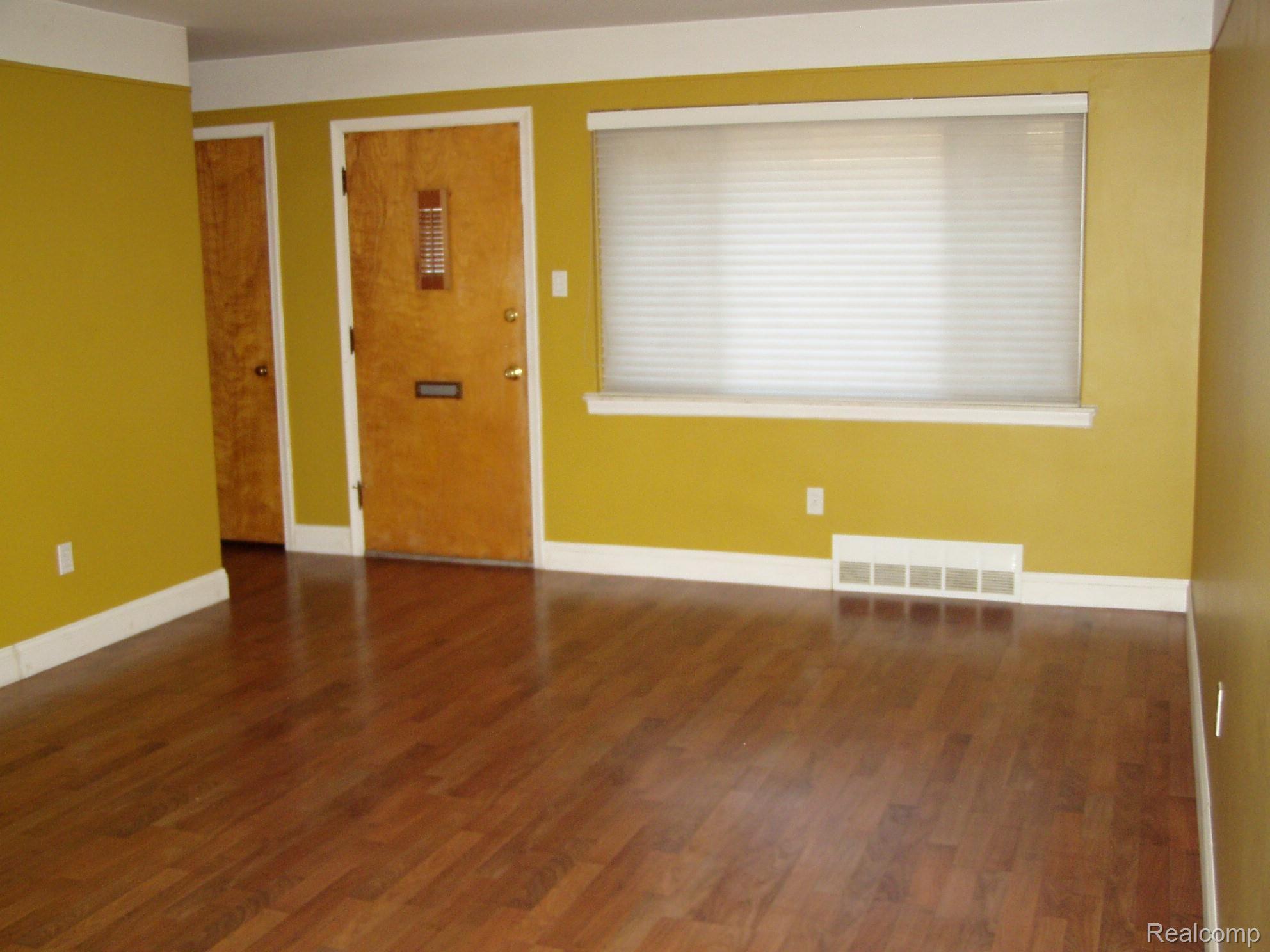9735 Middlebelt Road Livonia, MI 48150 - Photo 2 of 23 Living Rm