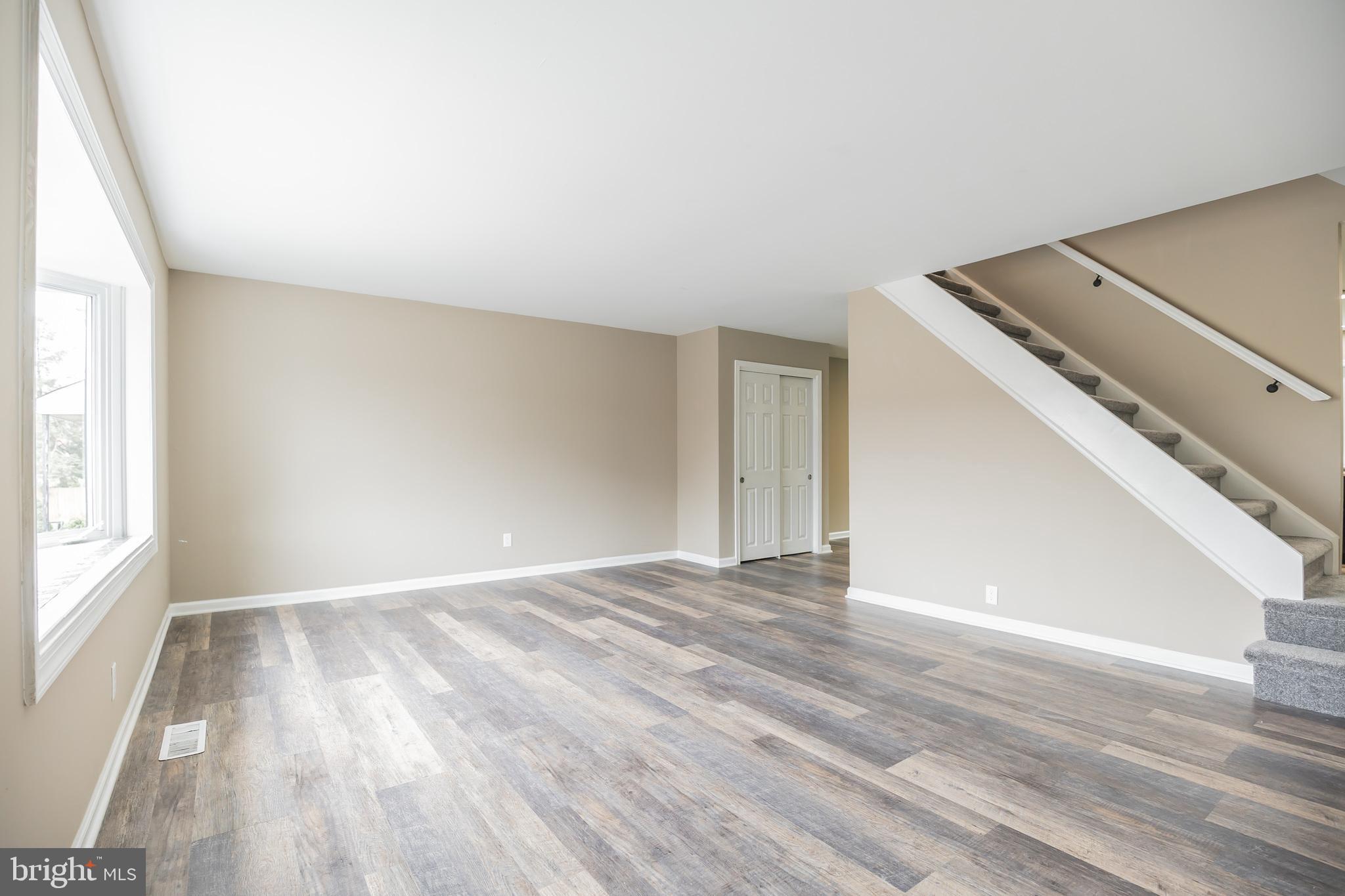 12716 Hollins Road Philadelphia, PA 19154 - Photo 11 of 28 Living Room