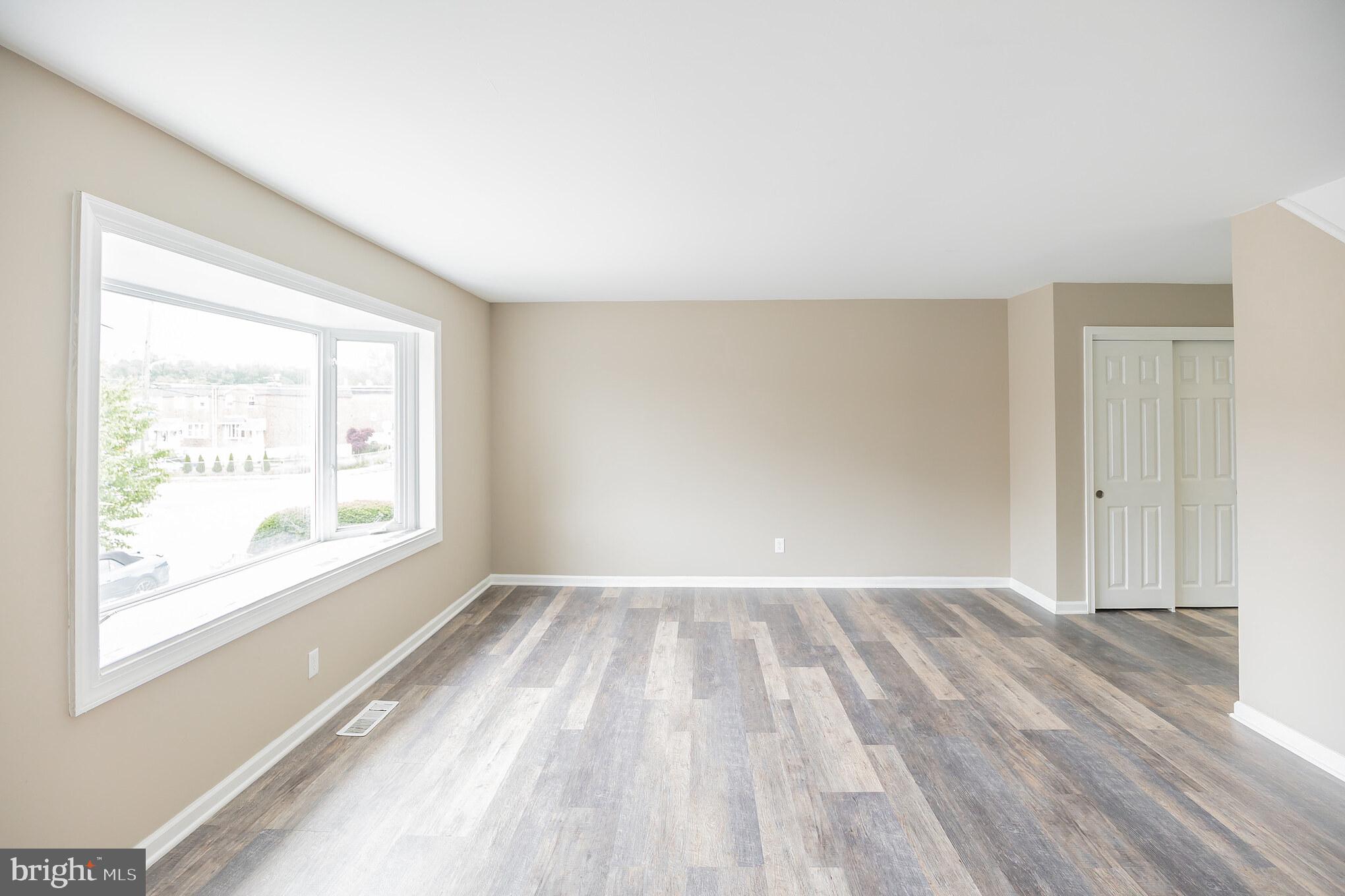 12716 Hollins Road Philadelphia, PA 19154 - Photo 10 of 28 Living Room