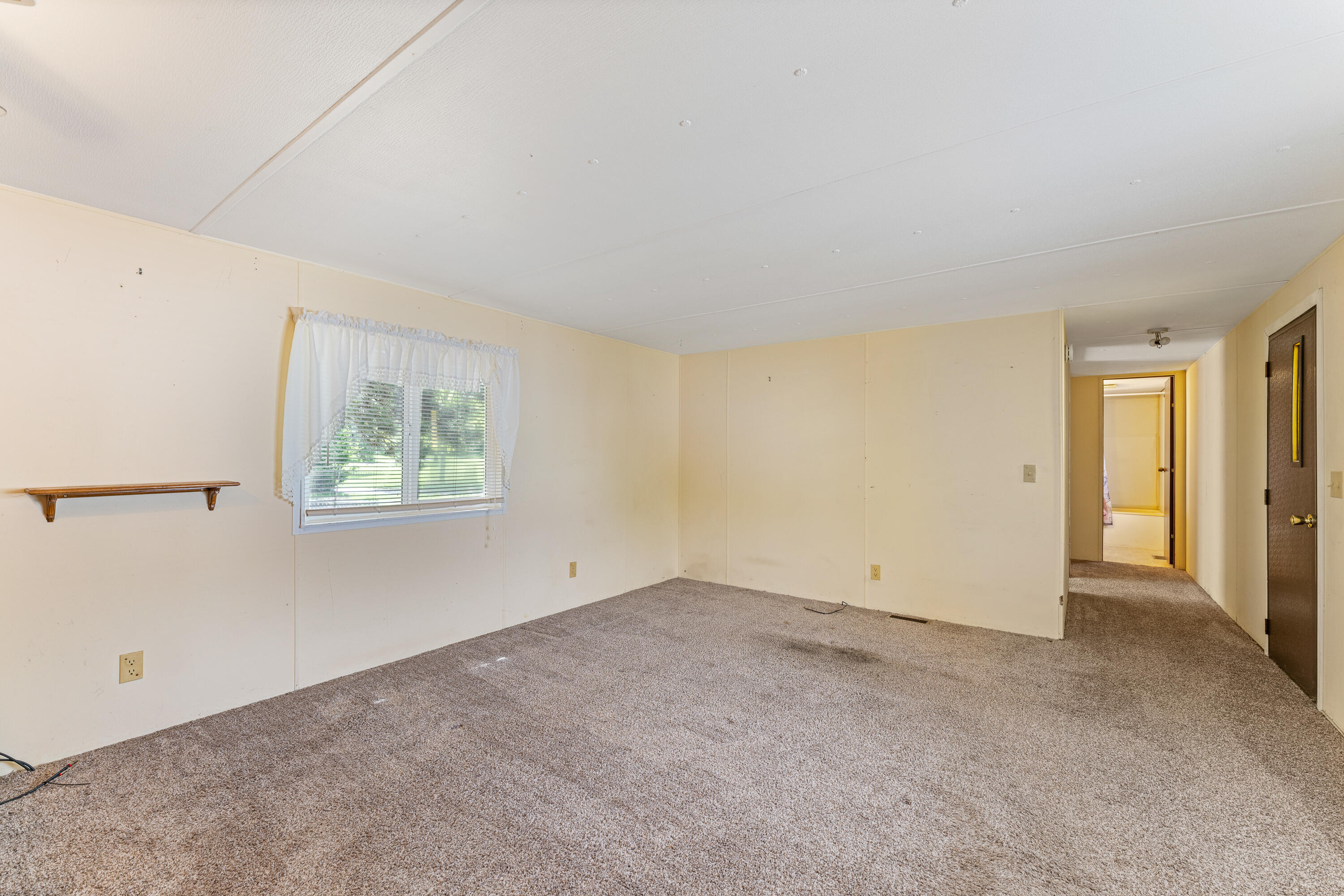 1241 Dowell Road, Unit 64 Grants Pass, OR 97527 - Photo 7 of 15 INT (1 of 10)