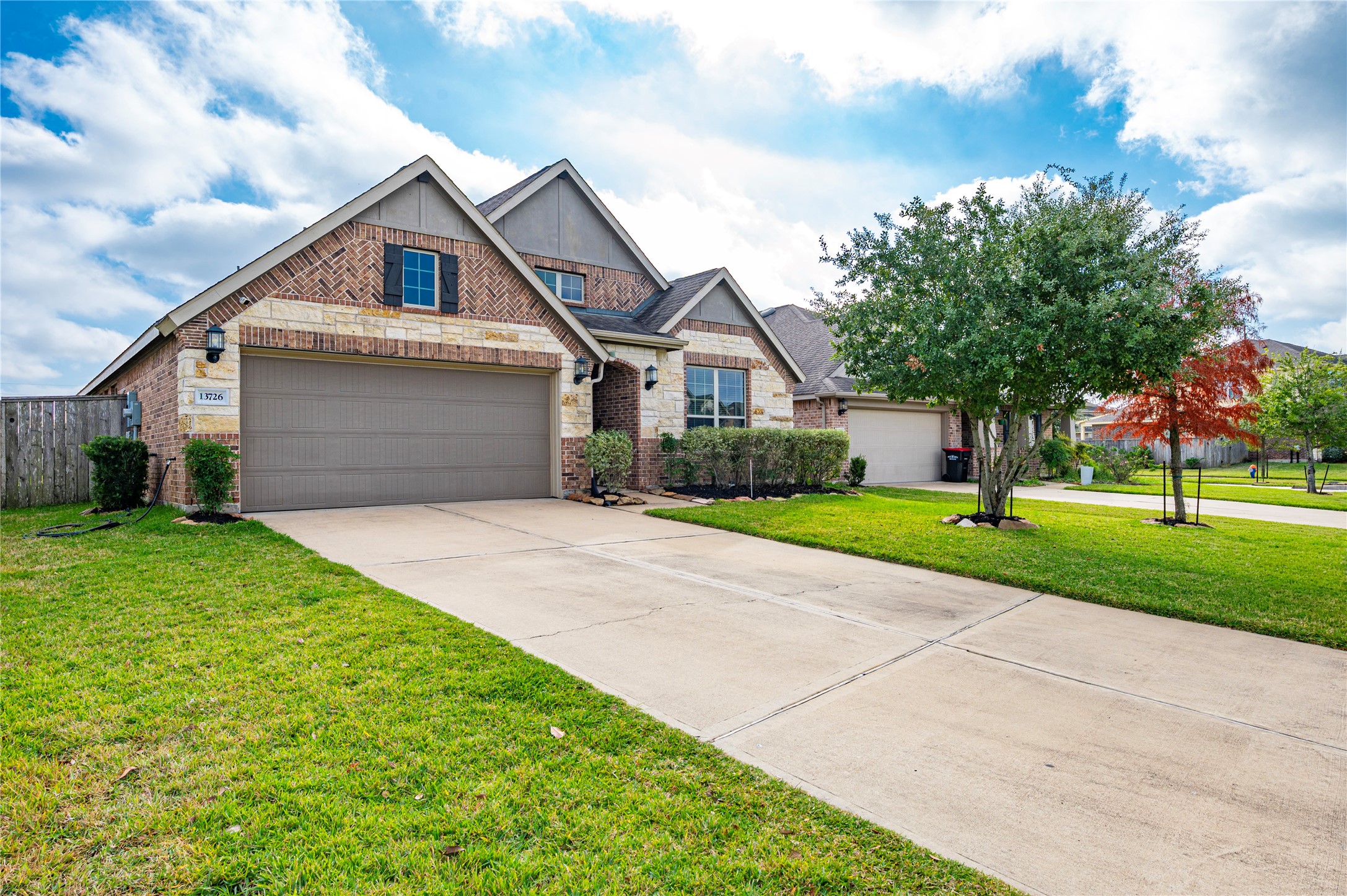 13726 Madera Bend Lane Rosharon, TX 77583 - Photo 3 of 34 a front view of a house with a garden