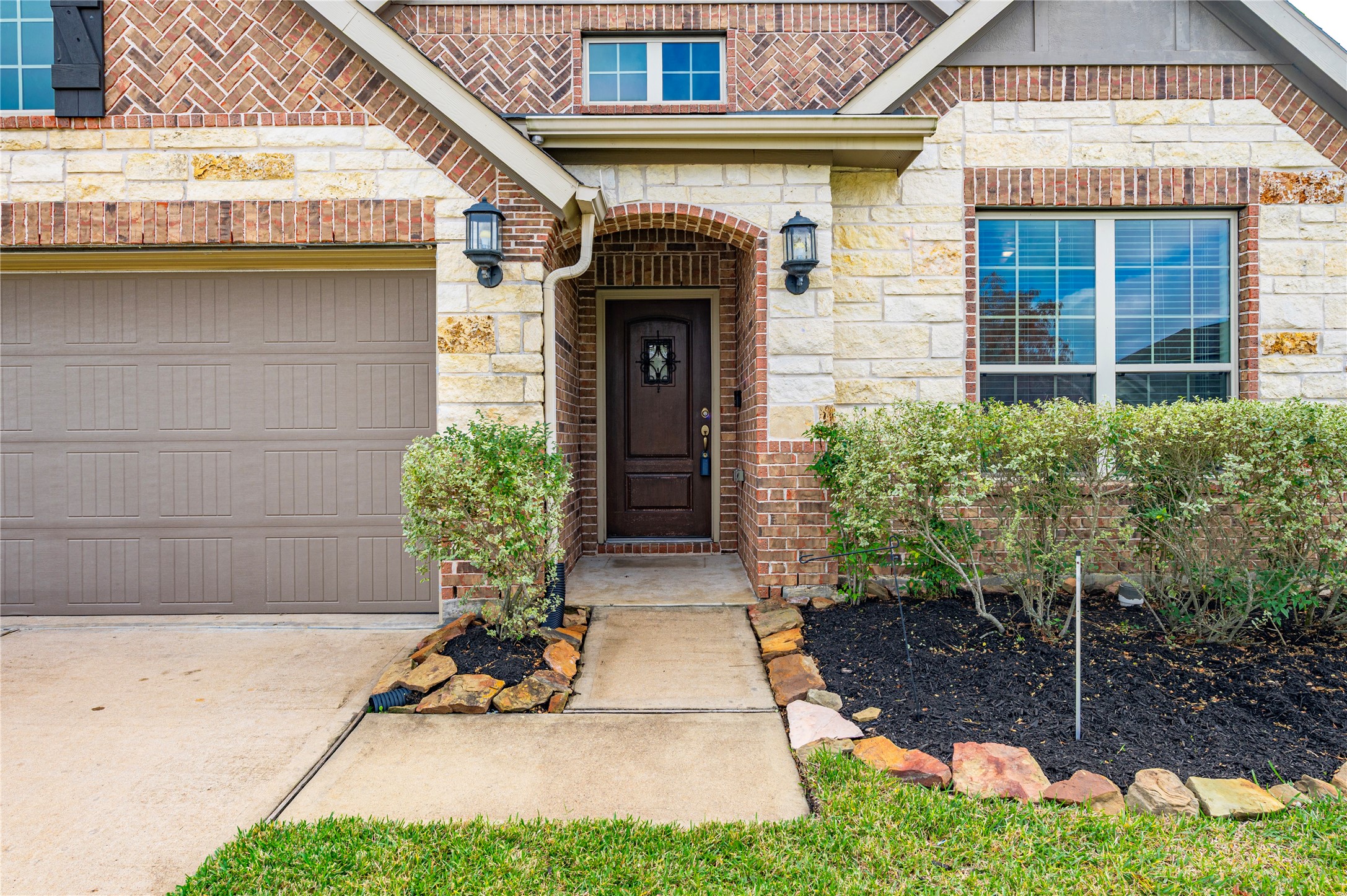13726 Madera Bend Lane Rosharon, TX 77583 - Photo 4 of 34 a front view of a house with garden