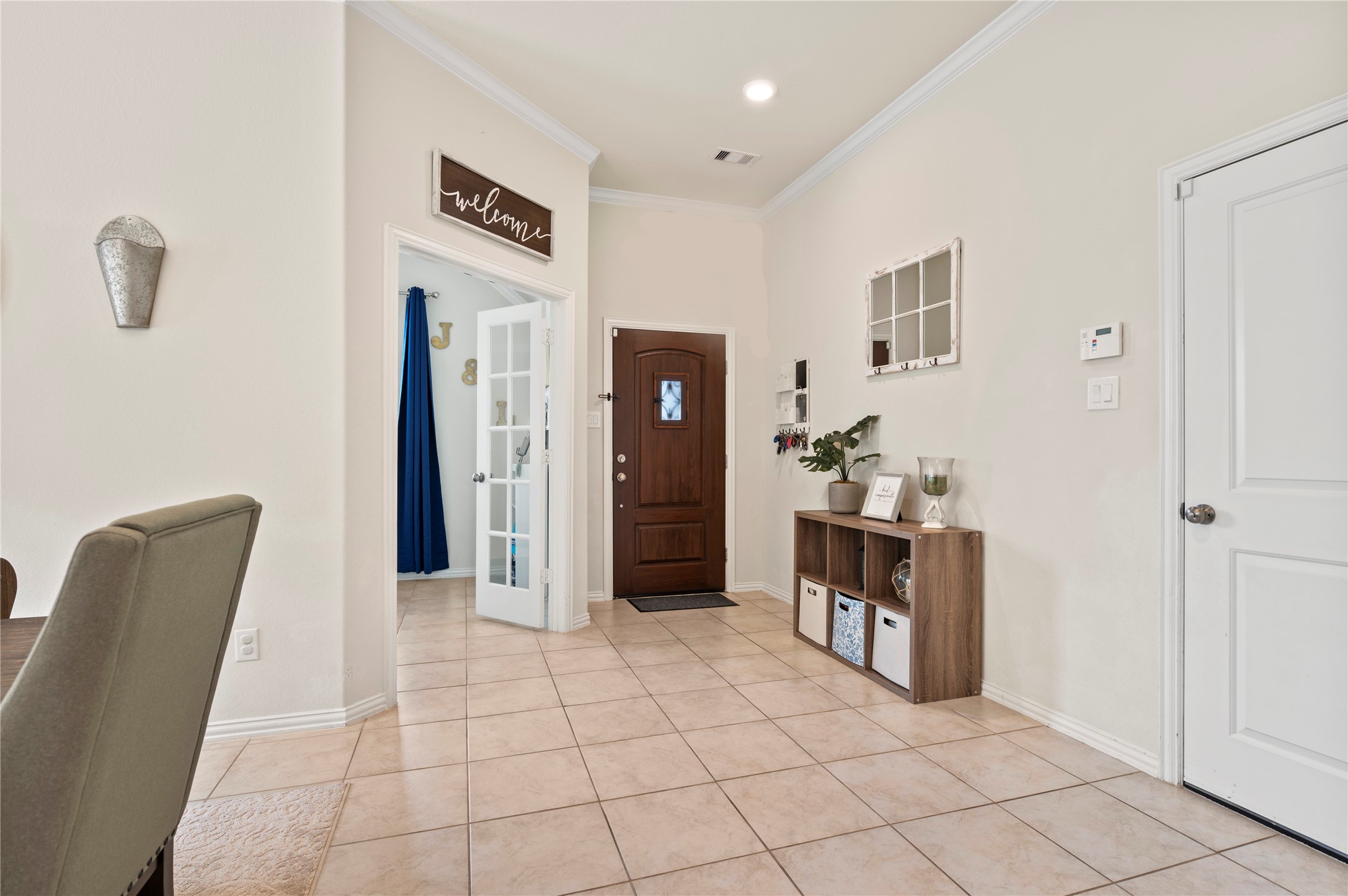 13726 Madera Bend Lane Rosharon, TX 77583 - Photo 7 of 34 a view of a livingroom with furniture and furniture