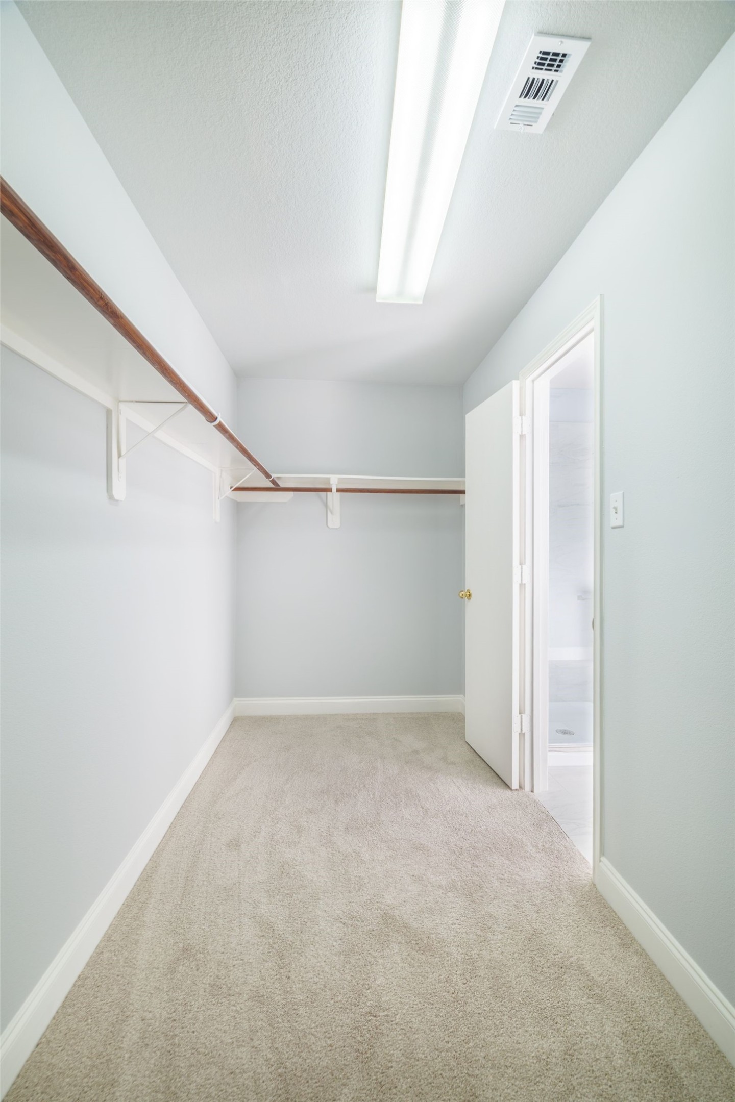 8318 Tartan Court Rosharon, TX 77583 - Photo 18 of 31 Very spacious walk-in closet in the primary suite.