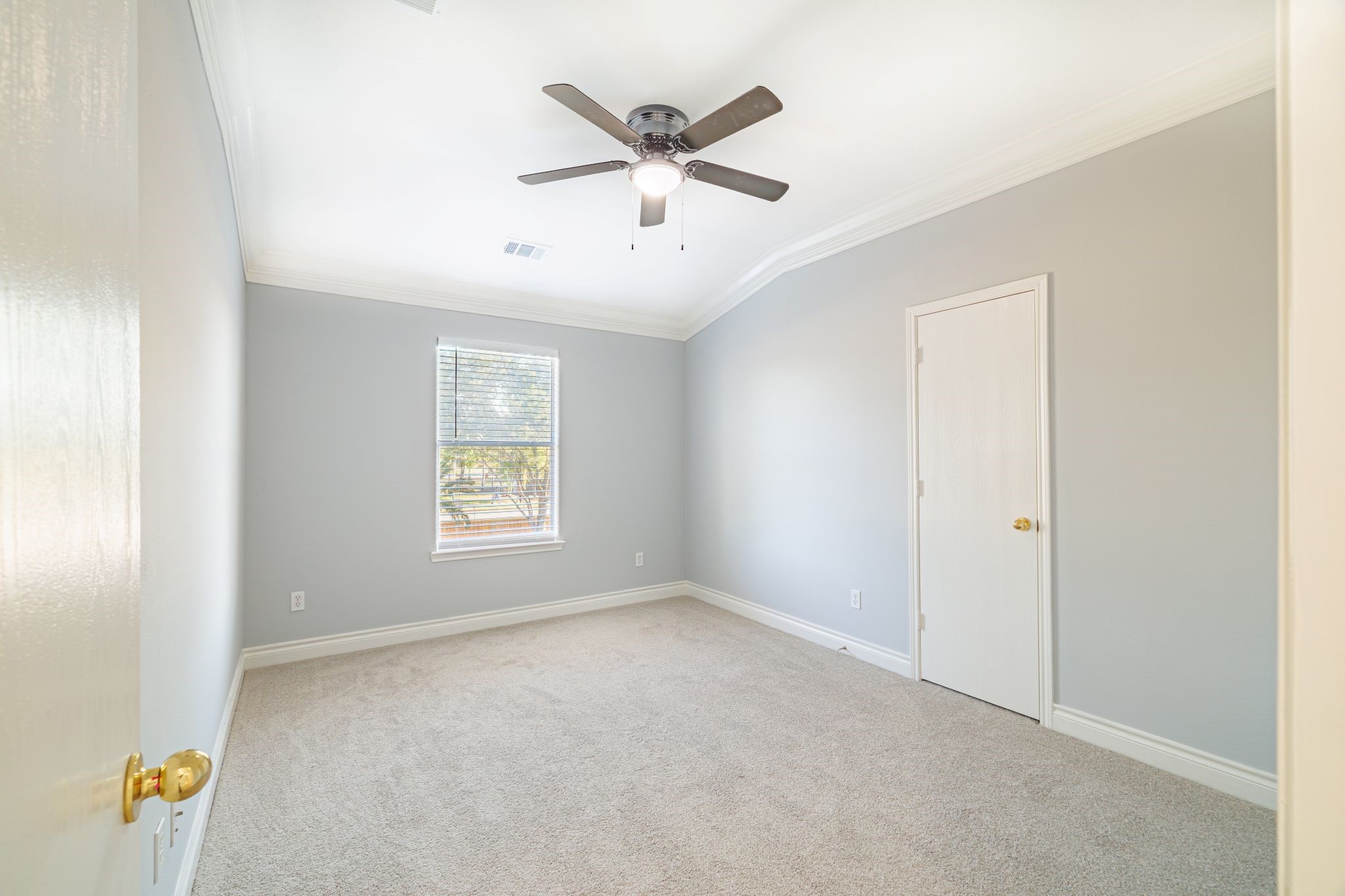 8318 Tartan Court Rosharon, TX 77583 - Photo 19 of 31 2nd bedroom. New blinds, new ceiling fan with light fixtures.
