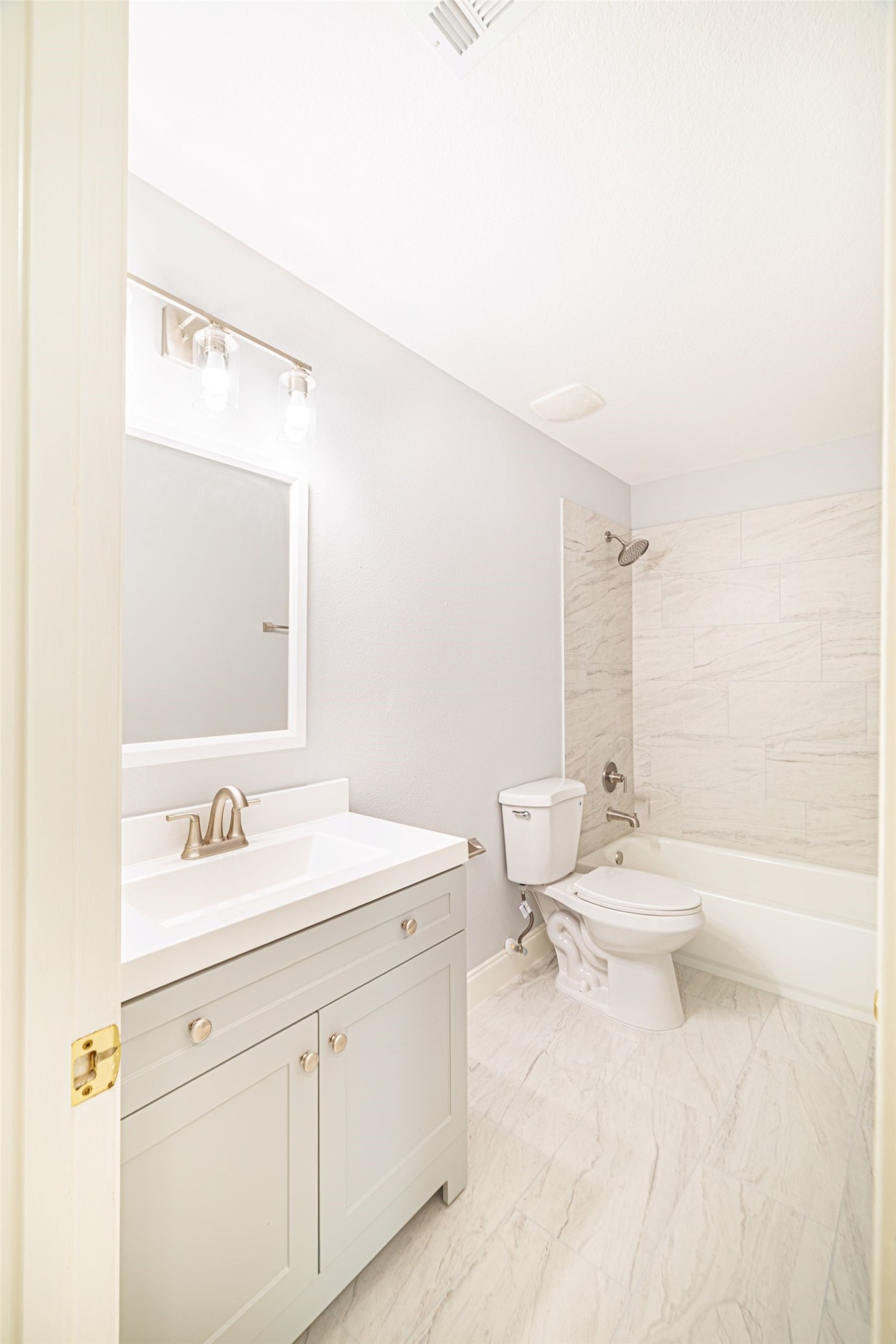 8318 Tartan Court Rosharon, TX 77583 - Photo 20 of 31 2nd floor bathroom fully renovated.