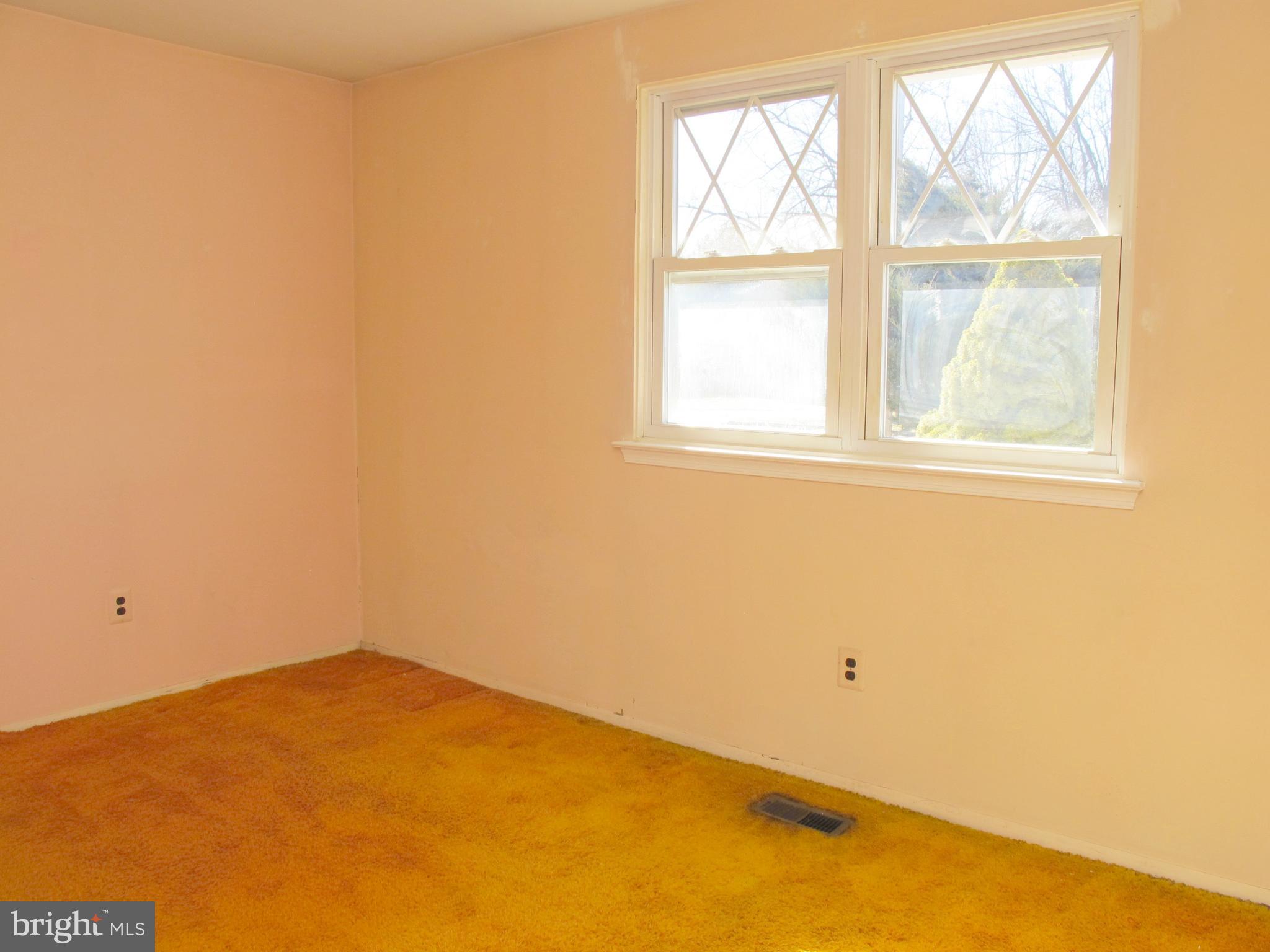 206 Paddock Way Delran, NJ 08075 - Photo 16 of 33 an empty room with a window