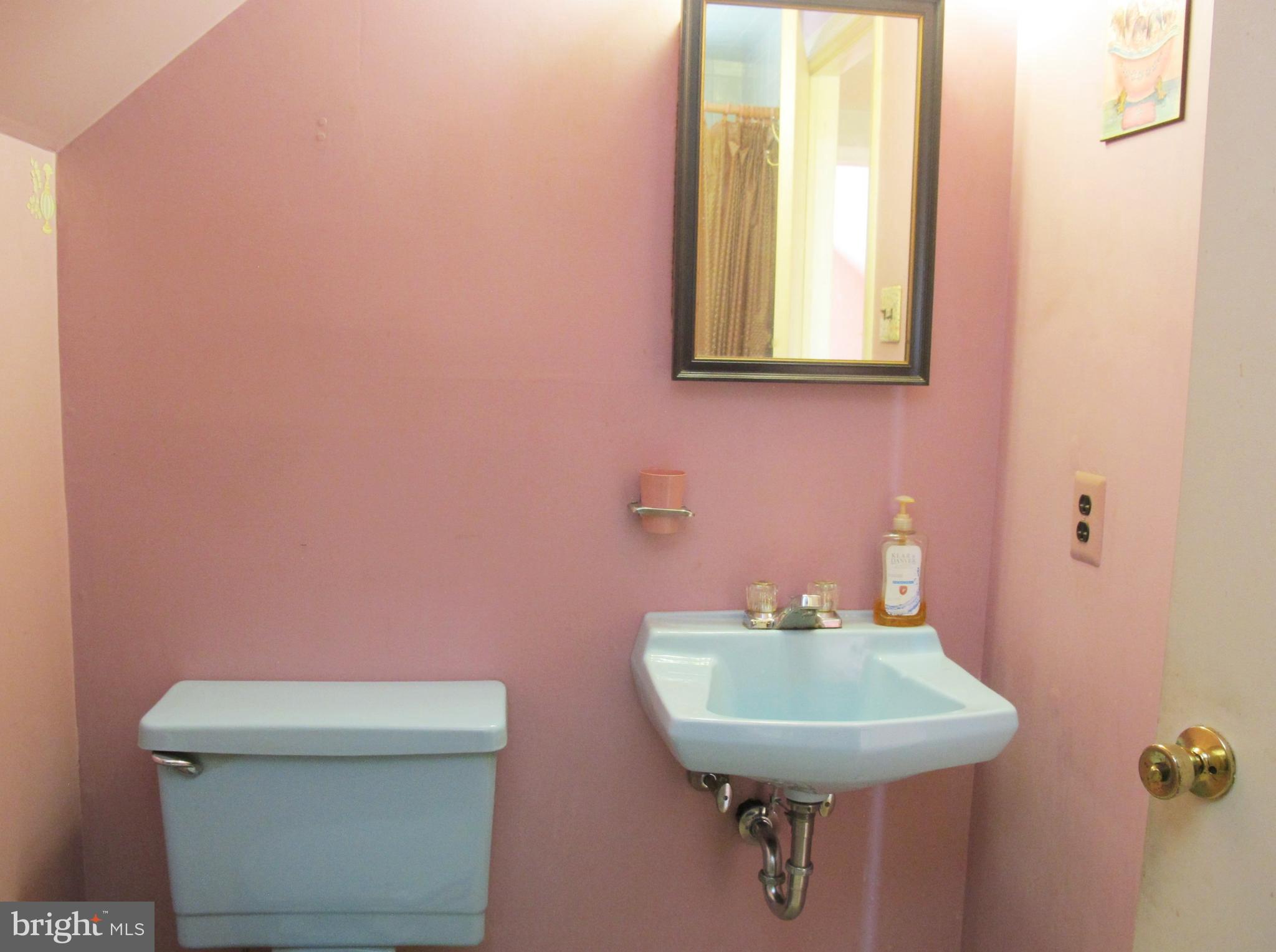 206 Paddock Way Delran, NJ 08075 - Photo 21 of 33 a bathroom with a sink a toilet and a mirror