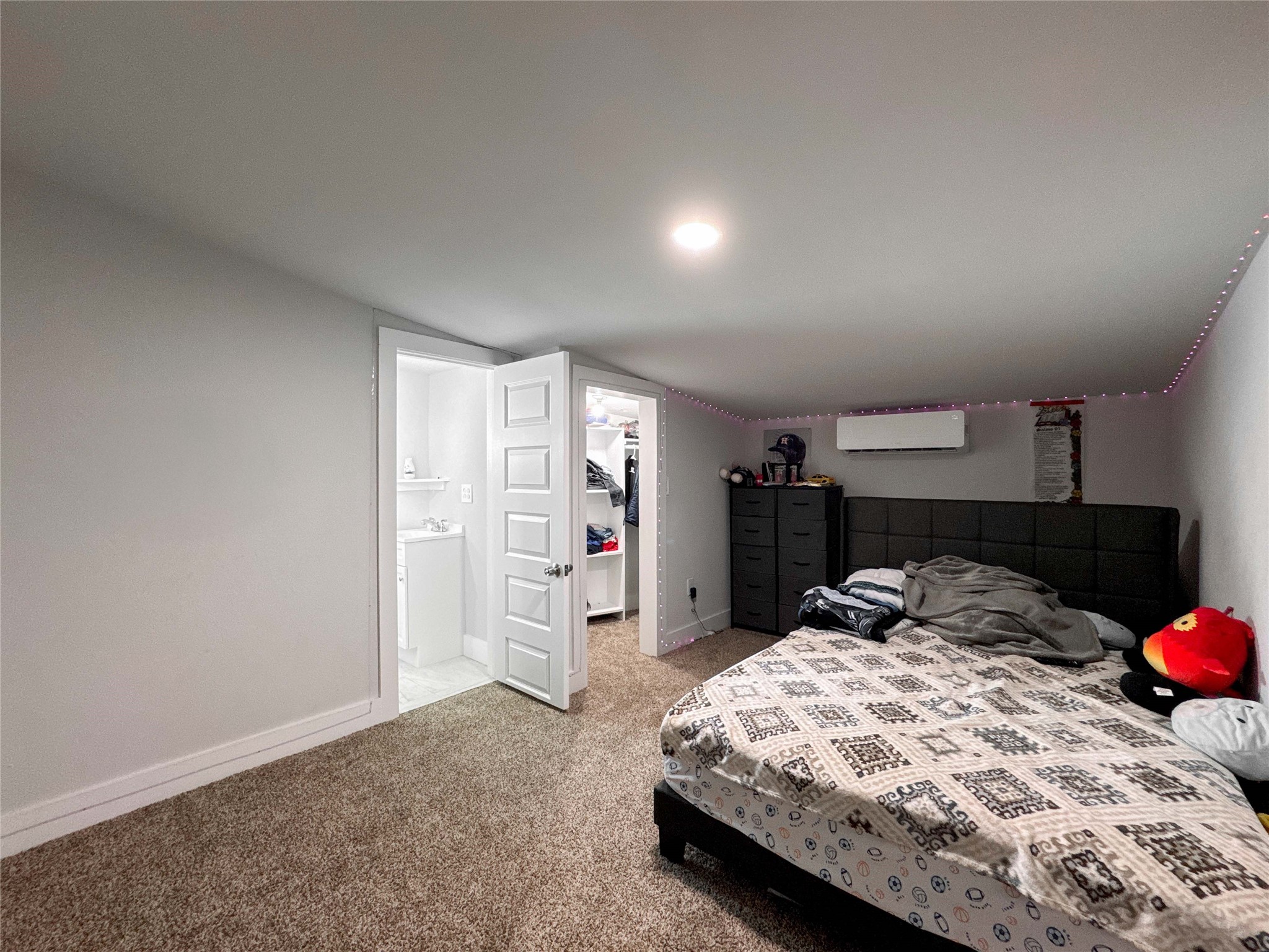 1060 County Road 5021 Cleveland, TX 77327 - Photo 20 of 34 a bedroom with a bed and a closet