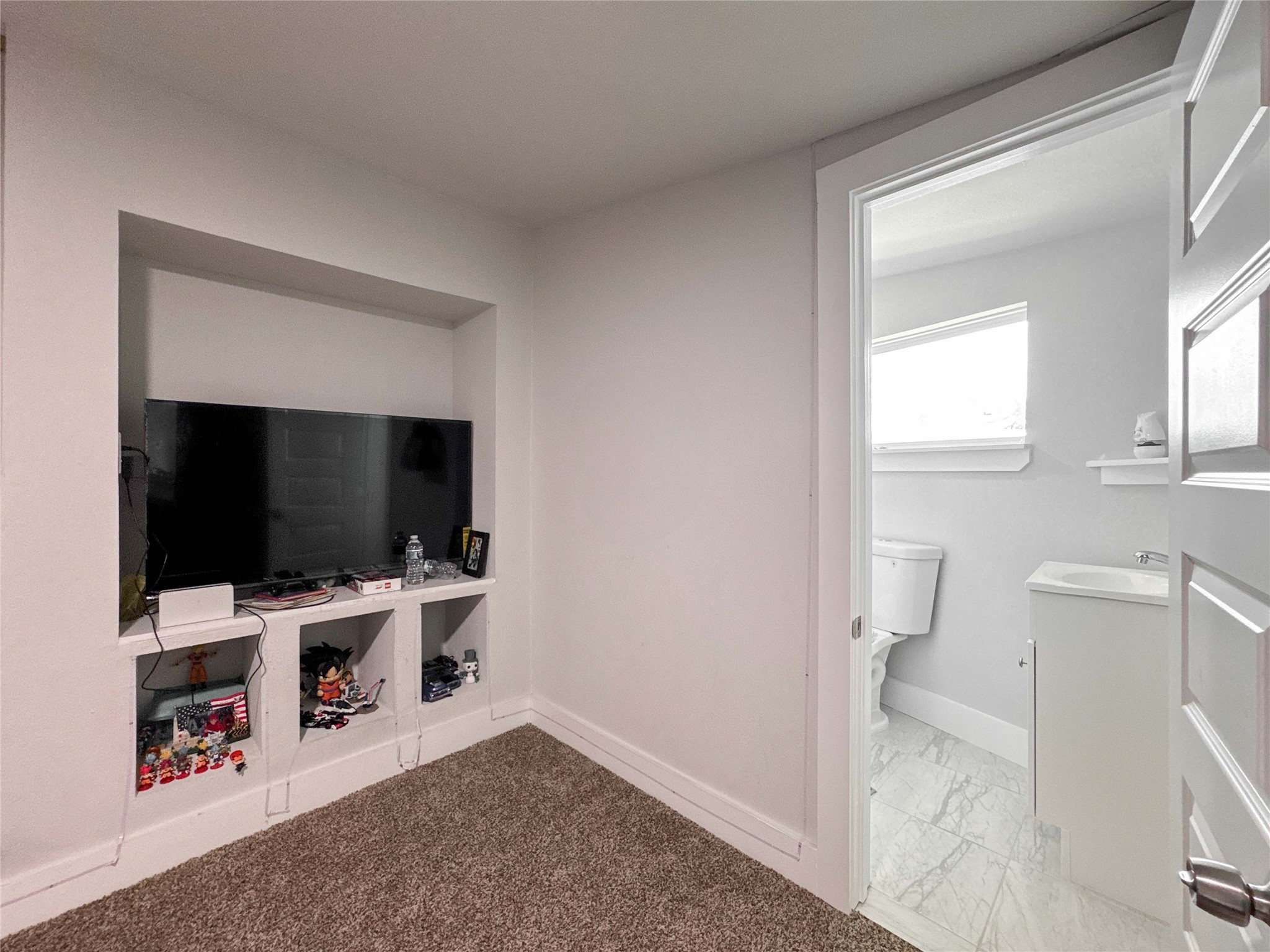 1060 County Road 5021 Cleveland, TX 77327 - Photo 22 of 34 a view of a livingroom with wooden floor and a flat screen tv