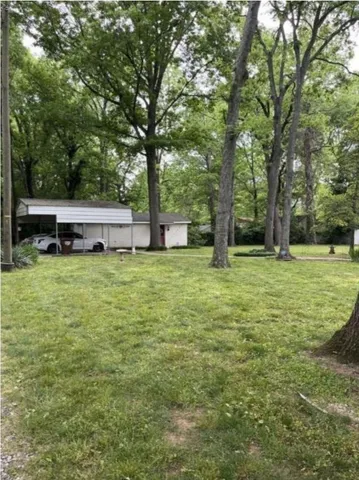 a view of a house with yard