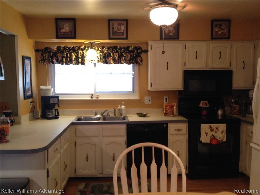 42733 Keystone Canton, MI 48187 - Photo 11 of 34 KITCHEN HAS VIEW OF REAR YARD.