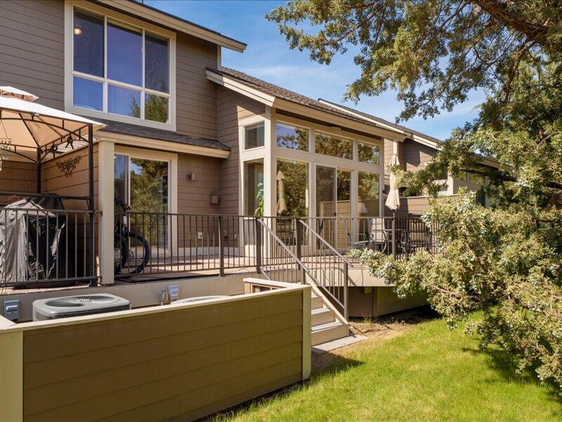 1378 Highland View Loop Redmond, OR 97756 - Photo 7 of 98 07-Exterior
