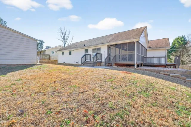 a view of a house with a yard